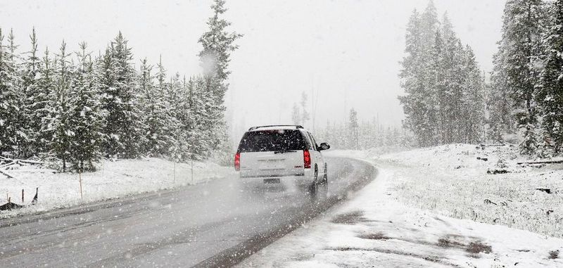 Die Fahrzeuge sind mit OBD-Dongles vernetzt und registrieren die aktuelle Position, Außentemperatur, den Reibungskoeffizient der Straßen und die Aktivität der Scheibenwischer.