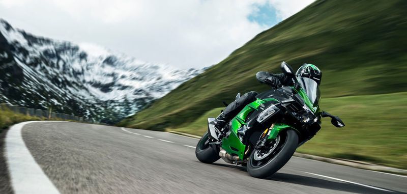 Die Kawasaki H2SX ist das weltweilt einzige zweisitzige Motorrad mit Kompressormotor.