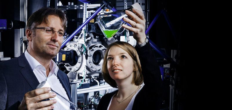 „Ein mit synthetischem Sprit fahrendes Verbrenner-Fahrzeug benötigt für die gleiche Strecke rund fünfmal so viel Strom als Ausgangsprodukt wie ein batteriebetriebenes Elektroauto. Synthetischer Kraftstoff ist alles andere als Wunderdiesel“, sagt Christian Hochfeld, Direktor von Agora Verkehrswende.
