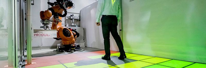 Bislang einzigartiger Prototyp im Volkswagen Konzern: Mensch und Industrieroboter arbeiten ohne starre Schutzzäune zusammen. Ein Mensch kann in unmittelbarer Nähe zu einem Industrieroboter arbeiten – vollkommen sicher und ohne, dass eine festinstallierte Schutzwand beide trennt. Möglich machen das hochmoderne Laser-Sicherheitsscanner.