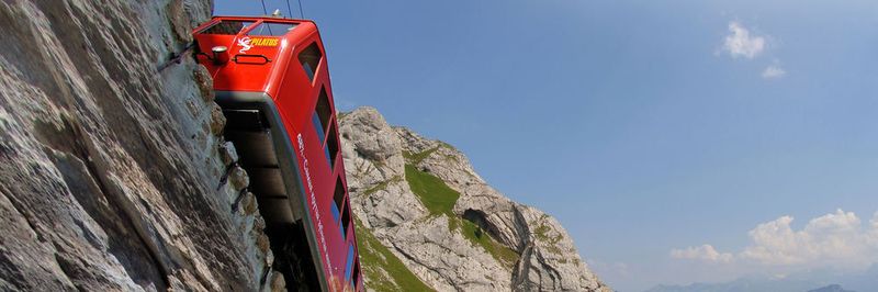 Die Pilatusbahn in der Zentralschweiz ist mit 48 Prozent Steigung die steilste Zahnradbahn der Welt.