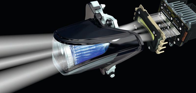 Multibeam-System: In der E-Klasse von Mercedes-Benz kommt eine Matrix aus 84 LEDs zum Einsatz, die durch eine Linse in drei Zeilen abgebildet wird.