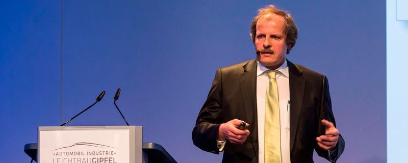Schiefer will Dudenhöffers kürzlich geäußerte Argumente, Leichtbau sei für die Elektromobilität nicht effizient, widerlegen.