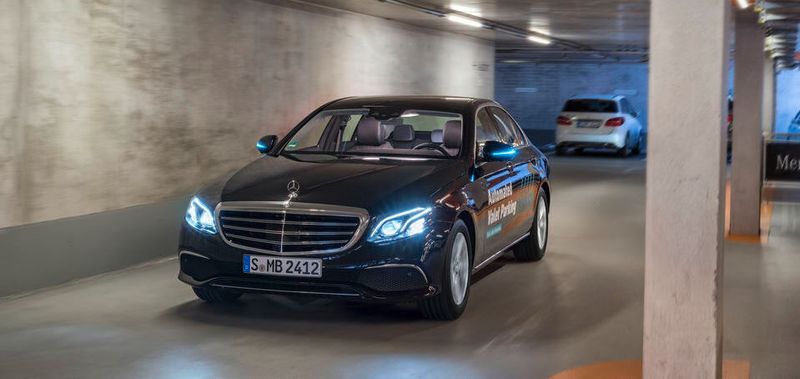Beim Automated Valet Parking fährt das Auto ohne Fahrer durchs Parkhaus, geleitet von der Infrastruktur.