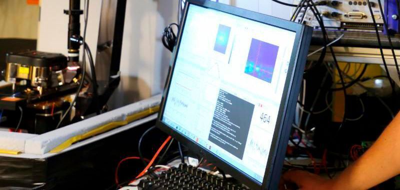 Wissenschaftler der Universität Stuttgart haben einzelne Kohlenstoff-Atome eines Diamanten durch Stickstoffatome ersetzt. Dabei kommt es auf die benutzte Energie an.