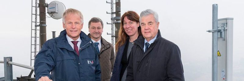 Von links: Jens Meier (CEO Hamburg Port Authority), Wilhelm Dresselhaus (Mitglied der Geschäftsführung Nokia Deutschland), Antje Williams (Telekom 5G Executive Program Manager) und Frank Horch (Senator für Wirtschaft, Verkehr und Technologie der Freien und Hansestadt Hamburg).