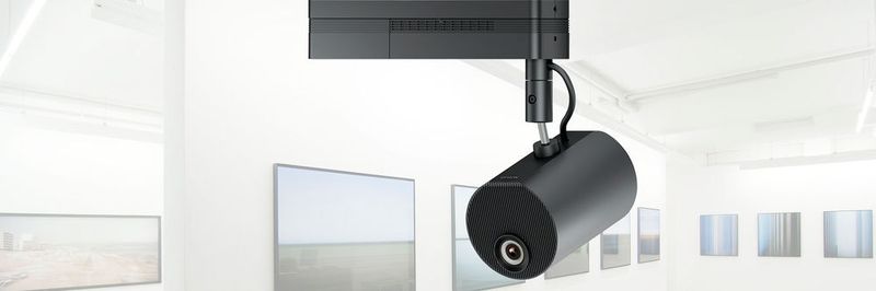 Der WXGA-Projektor LightScene EV-100 sieht nicht nur wie ein Spot-Scheinwerfer aus, er kann auch als Spotlicht verwendet werden.