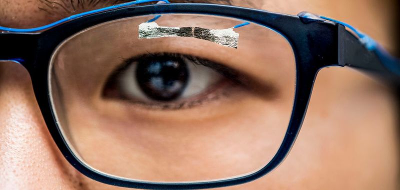 Jinyuan Zhang, Doktorand der University of Washington, demonstriert, wie Einweg-Sensoren aus Papier Augenbewegungen verfolgen können.