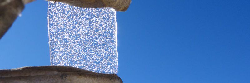 Lufteinschlüsse in einem Eisbohrkern aus der Antarktis: Das Eis ist bis zu 24.000 Jahre alt.