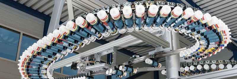 Herzstück des Skyfall-Fördersystems bei Ferag ist ein robustes Schienensystem mit dreidimensionaler Kinetik und Rollkörpern. Hier sorgt ein RFID-System für die zuverlässige Identifikation.