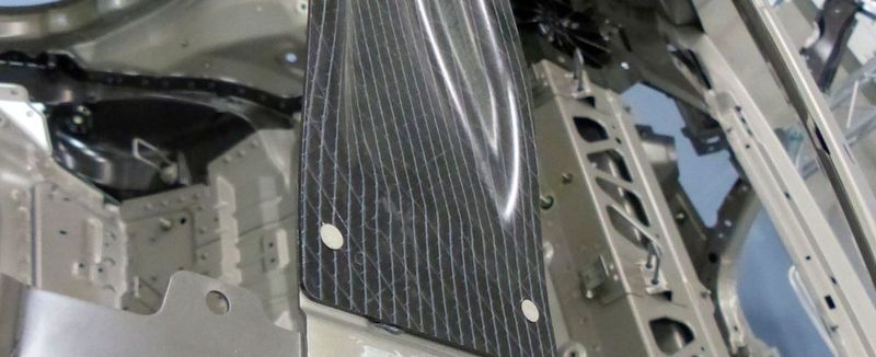 Bei hybriden Konstruktionen ist auch die adäquate Verbindungstechnik gefragt: Halbhohlstanznieten binden hier den sogenannten Dachspriegel aus CFK beim BMW 7er an. Auch dieser Premiumhersteller setzt auf einen intelligenten Materialmix, um das Thema Leichtbau wirtschaftlich umzusetzen.