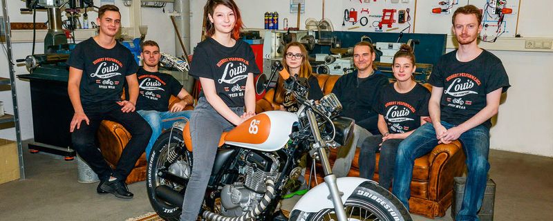 Teamwork bei Louis: Das stolze Azubiteam und ihr zufriedener Werkstattleiter.