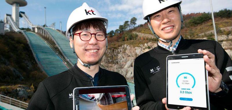 Schnell in Pyeongchang: Techniker von Korea Telecom (KT), dem offiziellen Partner der Olympischen Winterspiele, demonstrieren stolz die Leistungsfähigkeit ihrer 5G-Infrastruktur.