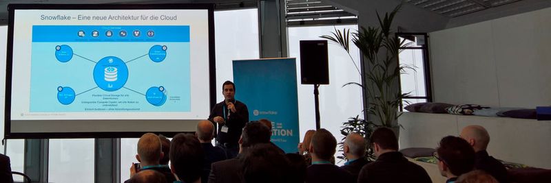 Dr. Artin Avanes erklärt den dreischichtigen Aufbau von Snowflakes Cloud Data Warehouse.