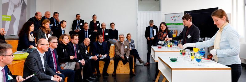 Zum Auftakt des Bildungspanels hatte der Veranstalter kleine Experimente vorbereitet. „Wir müssen in Sachen MINT-Bildung Dampf machen“, erklärt Dr. Brenda Pfenning, Bereichsleiterin Bildung der Initiative Junge Forscherinnen und Forscher e.V. (3.v.r.)