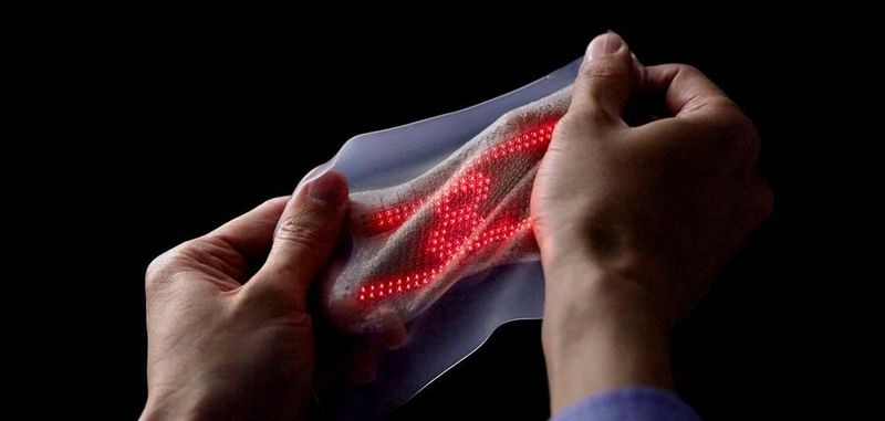 Das weiche, dehnbare Display ist circa 1 Millimeter dick und besteht aus einem 16 x 24er Array aus Micro-LEDs und flexiblen, gedruckten Drähten, die auf einer Gummihaut montiert sind.