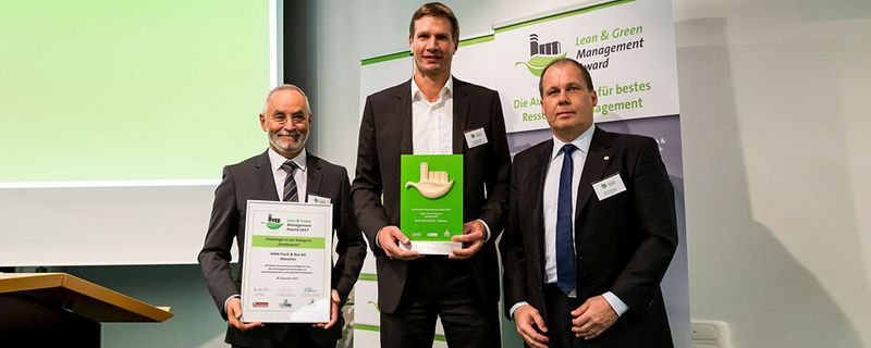 Dr. Sebastian Weig, Leiter Gesamtplanung MAN-Werk München, hat 2017 den Award in der Kategorie „Sonderpreis“ von Frank Tempel (l.) und Alan Brunhammer (r.) entgegengenommn.