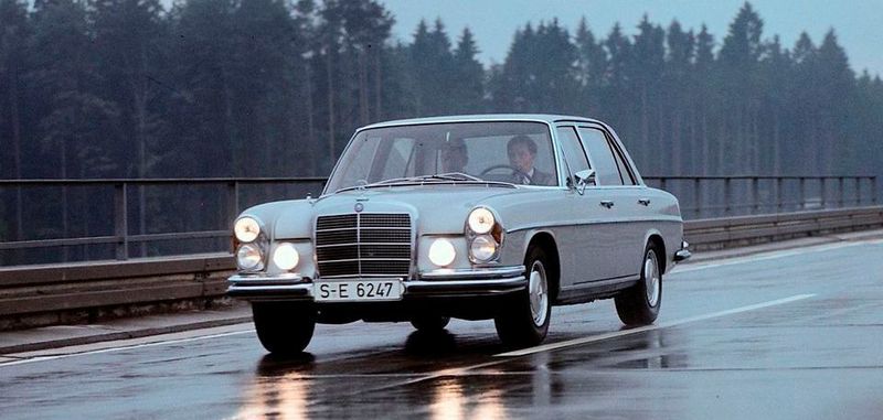 Der 184 kW kräftige 6,3-Liter-V8 machte aus dem 300 SEL Deutschlands schnellste Serienlimousine. 6,5 Sekunden für den 0-100-Sprint bedeuteten sogar inoffiziellen Weltrekord. Noch heißblütiger waren nur die AMG-Versionen mit 6,8 Litern Hubraum und bis zu 315 kW.