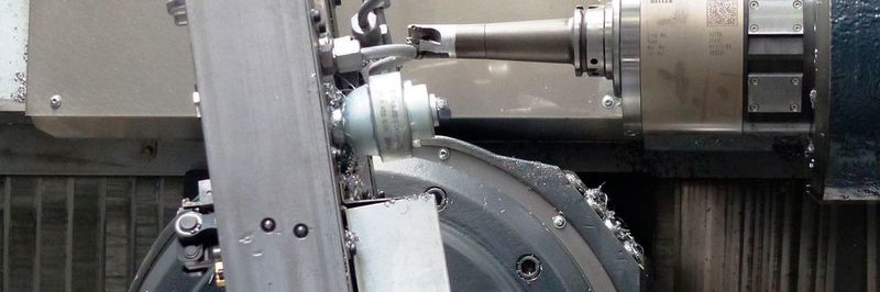 Gegenüber aktuell vergleichbarer Konzepte hatte man in das zusätzliche Gegenlager bei der direkt angetriebenen AB-Achse des Bearbeitungszentrums HF 3500 von Heller mehr Vertrauen.