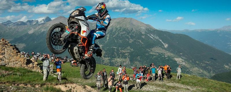 Ja, wo fliegen sie denn? Die 2. europäische KTM-Abenteuerrallye findet im Juni 2018 auf Sardinien statt.