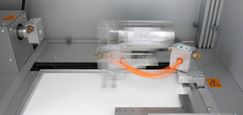 Die automatisierte Anlage stellt realistische Krümmungen des Kabels ein, wie sie später auch im Fahrzeug auftreten.