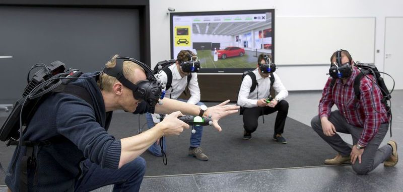 Audi testet das Holodeck an der Schnittstelle zwischen Entwicklung und Produktion. Dort bewerten Experten aus beiden Bereichen gemeinsam den visuellen Gesamteindruck sowie die Oberflächen des neuen Autos und passen die Lage einzelner Linien und Fugen an.