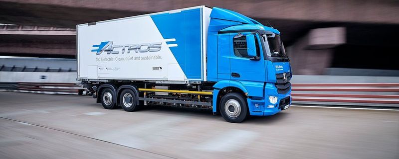 Zehn Prototypen des Modells E-Actros gehen nun zunächst zu ausgewählten Kunden, wo Erfahrungen mit der neuen Antriebstechnik gesammelt werden sollen.