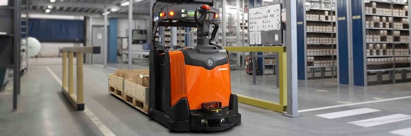 Dieses fahrerlose Transportfahrzeug (FTF) von Toyota Material Handling mit Autopilot übernimmt selbstständig Transportaufgaben zwischen Fertigungsanlagen und dem Einlagerungsbereich.