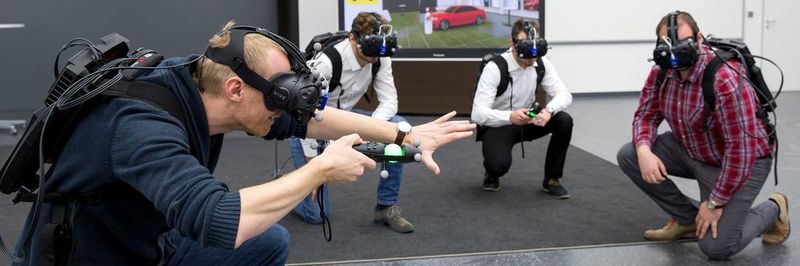 Martin Rademacher (links) und seine Kollegen aus der Audi-Planung testen das „Holodeck“, um das Design eines neuen Automodells zu beurteilen.