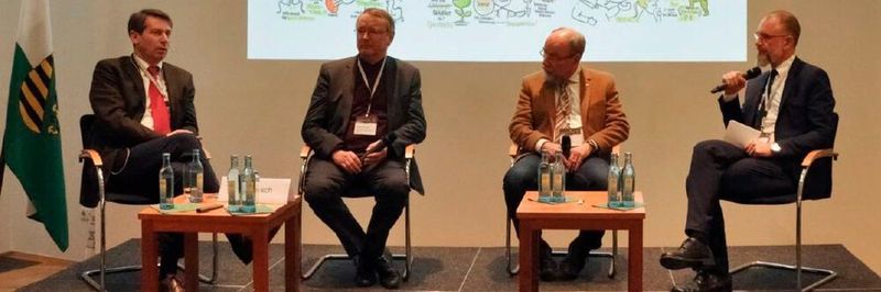 Podiumsdiskussion mit Theodor Leeb (Horsch Leeb Application Systems GmbH), Prof. Reiner Brunsch (Leibniz-Forschungsverbund "Lebensmittel & Ernährung“), Dieter Trautz (Fakultät Agrarwissenschaften und Landschaftsarchitektur an der Hochschule Osnabrück) und Moderator Frank Jablonski (mylk+honey).