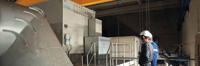 Der Luftverdichter der Duisburger Anlage von Air Liquide. Unter dem Portalkran ist der (rechteckige) 20 MW-Antrieb zu sehen.