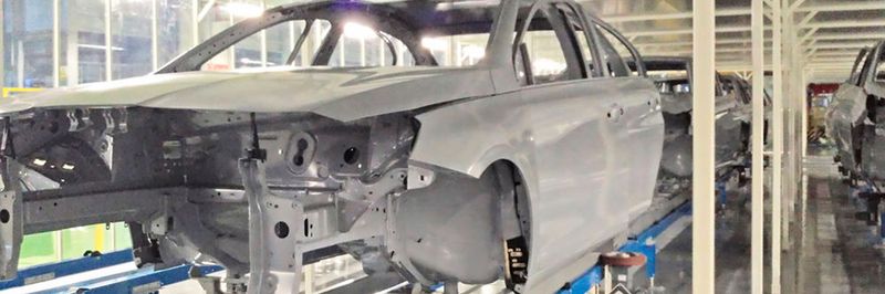 Die Automobilkarossen befinden sich auf einer Transportvorrichtung, die von vernetzbaren Hybrid-Motorstartern angesteuert wird.