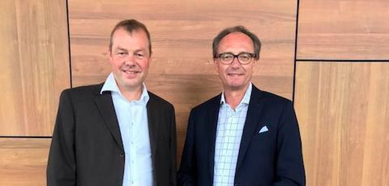 Jörg Stender, Geschäftsführer von Hitex (links) und Frank Maidl, Director of Global Tasking Business bei Altium (rechts). Hitex und Altium schließen ein Kooperationsabkommen, um Interessenten beim Einsatz der AURIX-Architektur noch besser zu unterstützen.