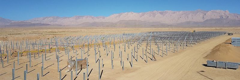 Die Baustelle für den Solarpark Saidabad von Abo Wind: Nach Fertigstellung sollen hier mehr als 4100 Solarmodule stehen.