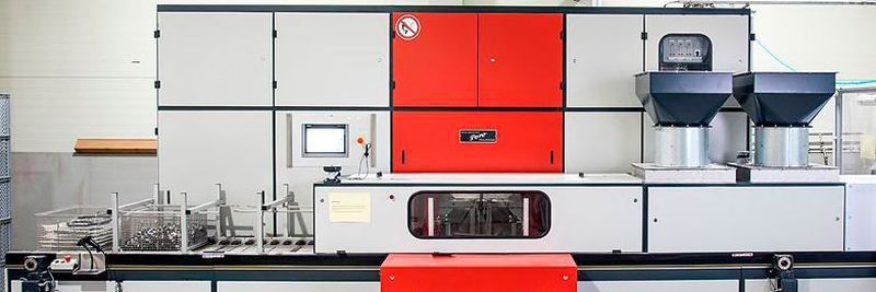 Der Anlage Pero R2 ist ein Förderband vorgeschaltet. Auf diese Weise können sechs Boxen gleichzeitig bestückt werden, wodurch Stillstände vermieden und eine stressfreie Arbeitsatmosphäre geschaffen werden konnte.
