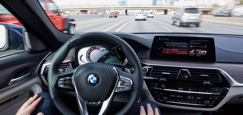 In autonom fahrenden Autos müssen mehr und mehr Daten übertragen werden - künftig wohl auf neuen Wegen.