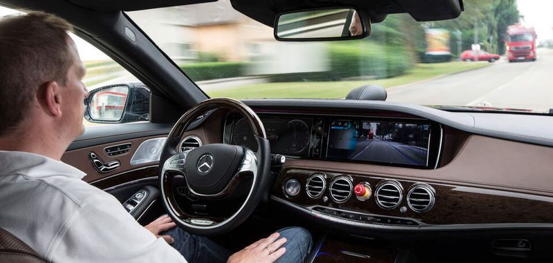 Trotz autonome Autos wird es weiterhin zu kritischen Situationen kommen, bei denen ein Unfall nicht zu vermeiden ist, aber die Anzahl und Schwere der Verletzungen nimmt ab.
