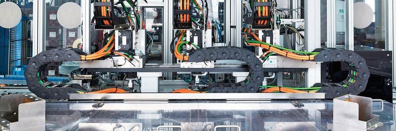 Drei Weiss-Achskombinationen laufen platzsparend auf einer einzigen Linearmotorachse HN 100 und wurden als komplett vormontiertes, einbaufertiges System geliefert.