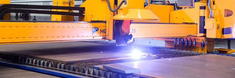 Die MG-Baureihe beim Schweizer Lohnschneidspezialist wurde mit einem R5-Rotator ausgerüstet. Dieser ermöglicht 3D-Plasmaschnitte zum Beispiel für die Schweißnahtvorbereitung bis zu 50°. Für exakte Wiederholungen der Ergebnisse sorgt die patentierte, automatische Kalibriereinheit ACTG von Microstep.