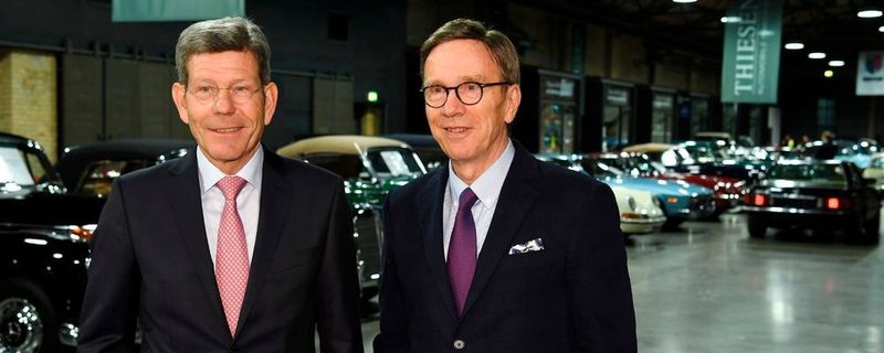Am Rande des VDA-Technikkongresses sprach »Automobil Industrie« mit dem scheidenden VDA-Präsidenten Matthias Wissmann (rechts). Sein Nachfolger Bernd Mattes (links) ist seit heute (1. März) im Amt.
