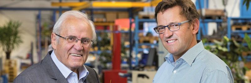 Bernhard (l.) und Johannes (r.) Oswald in der Montage der Oswald Elektromotoren. Das Unternehmen ist einer der führenden Torquemotorenhersteller von 100 Nm aufwärts. 2015 hat Oswald seine Torquemotorenreihe nochmal nach oben erweitert.