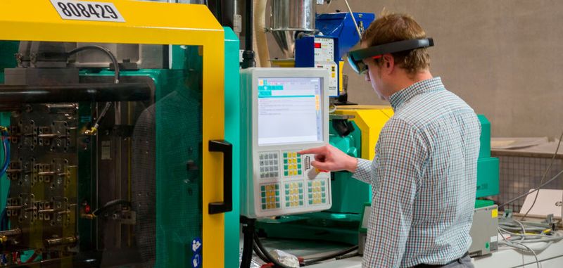 Ein Techniker wird mit Hilfe einer Augmented Reality Datenbrille aus der Ferne unterstützt.