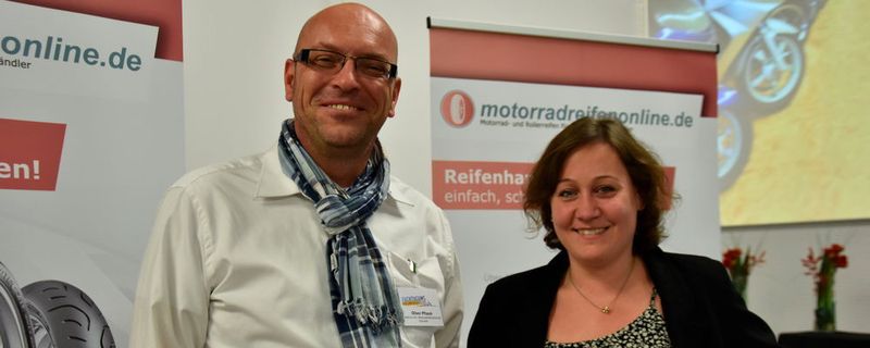 Das Team von Delticom/Motorradreifenonline.de will gemeinsam mit dem Fachhandel Gas geben. Hier nutzen Oliver Pflaum und Ann-Kathrin Ebeling die Netzwerkplattform „Fachtagung bike und business“ in Würzburg.