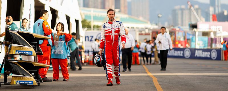 Nick Heidfeld in der Boxengasse in Hongkong.