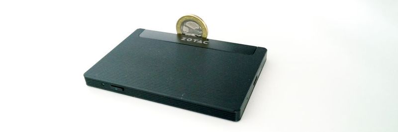 Die Zbox PI225 von Zotac ist kleiner als eine 2,5-Zoll-SSD aber trotzdem ein kompletter PC mit Windows 10.