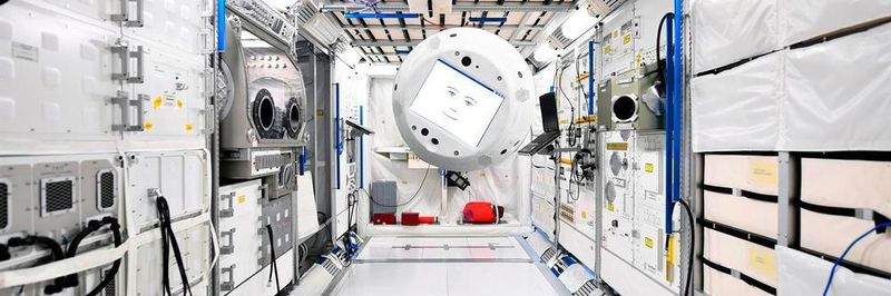 Der schwebende Roboter Cimon redet, hört und sieht und soll bald schon auf der ISS der erste Assistent mit künstlicher Intelligenz werden.