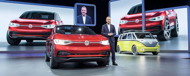 Auf der IAA 2017 präsentierte VW-Markenchef Dr. Herbert Diess den I. D. Crozz und I. D. Buzz: Bis 2025 will die Marke mehr als 20 reine E-Modelle anbieten.