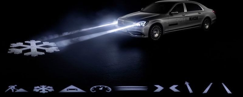 In der Mercedes-Maybach S-Klasse bietet Daimler mit Digital Light LED-Scheinwerfer mit einer Auflösung von mehr als zwei Millionen Pixeln. Ausgewählte Flottenkunden sollen voraussichtlich im ersten Halbjahr 2018 bedient werden.