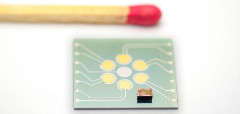 Mit einer integrierten Auswerteschaltung des Fraunhofer IIS kann das Biosensorsystem der Firma CapSenze auf die Größe einer Streichholzschachtel reduziert werden.