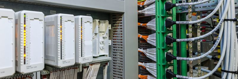 Leitsystemschrank bei Trinseo: Der Kunststoffhersteller verwendete VIP-Übergabemodule, vorkonfektionierte Systemkabel und Klemmenadapter und senkte die Zeit für die Umrüstung um zwei Wochen.